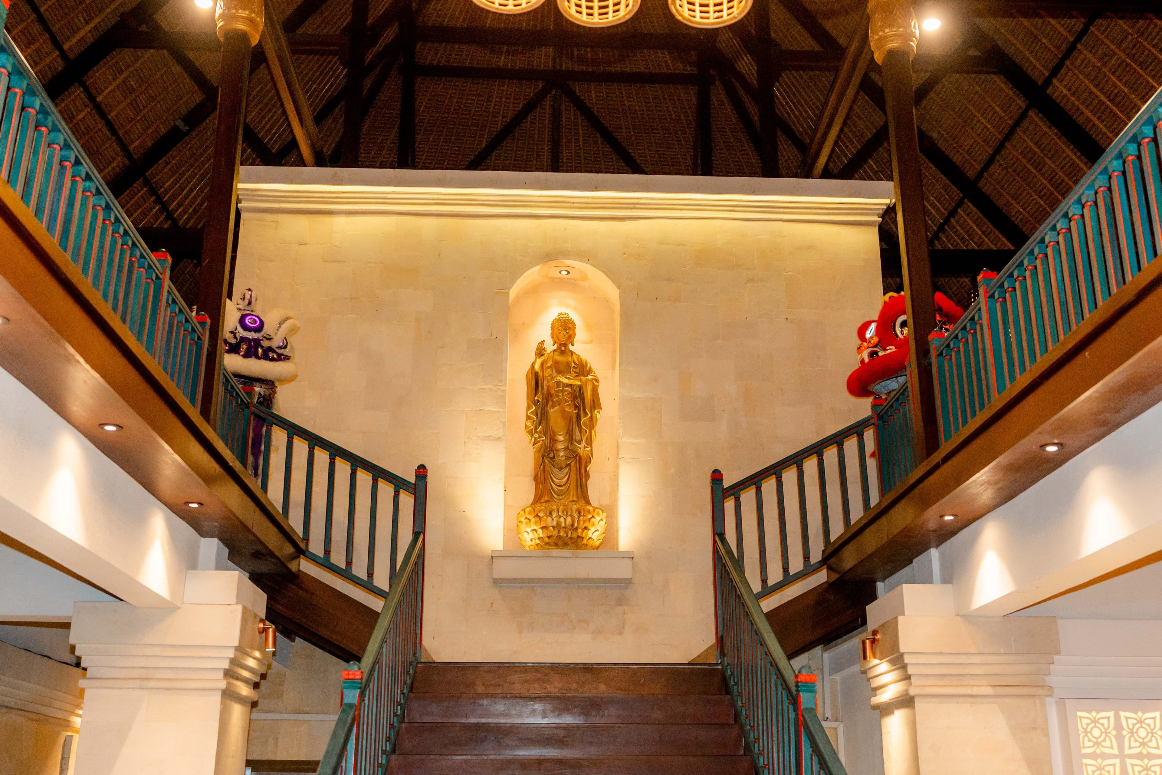 Two-level restaurant staircase